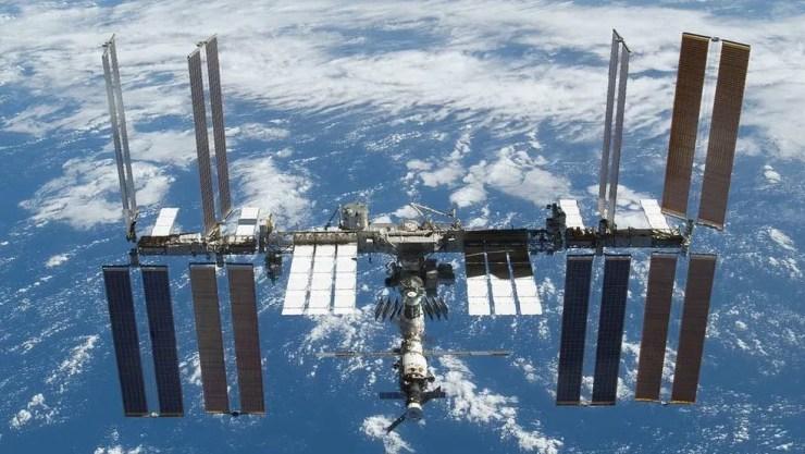 A estação é um centro de pesquisa e experiências científicas. Mede 109 metros de comprimento e 88 de largura e orbita a Terra a uma altura de 400 km — Foto: Nasa/BBC