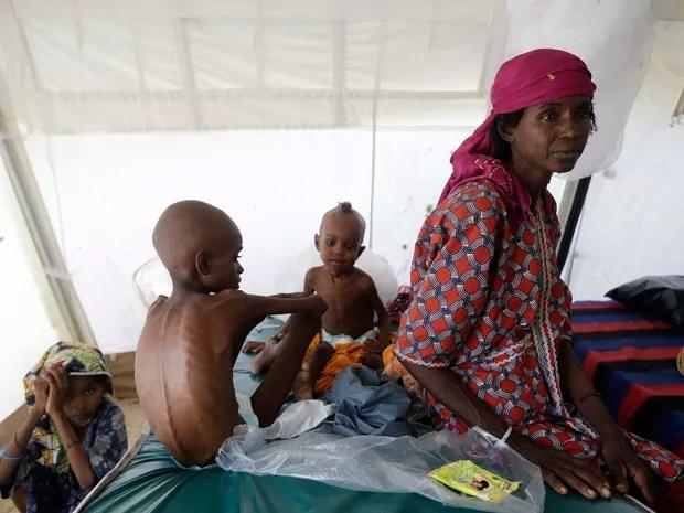 Mulher com seus filhos desnutridos em um centro dos Médicos sem Fronteiras em Maiduguri, Nigéria  (Foto: Sunday Alamba/AP)