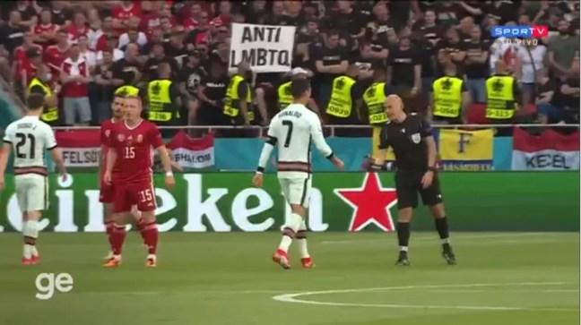 Torcedor da Hungria, no jogo contra Portugal, com faixa que diz "Anti LGBTQ", em húngaro — Foto: Reprodução/SporTV
