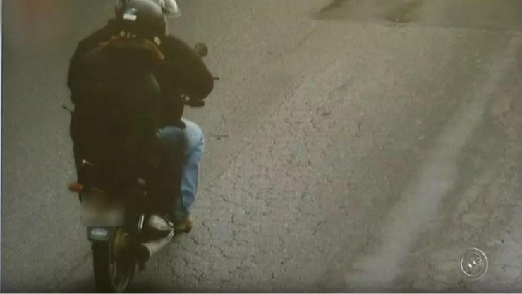 Ladrão tentou esconder placa de moto emprestada usada no roubo a lotérica em Jundiaí  (Foto: Reprodução/TV TEM)