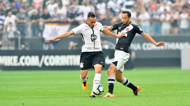 Com gol de braço de Jô, Corinthians vence o Vasco e amplia vantagem na liderança
