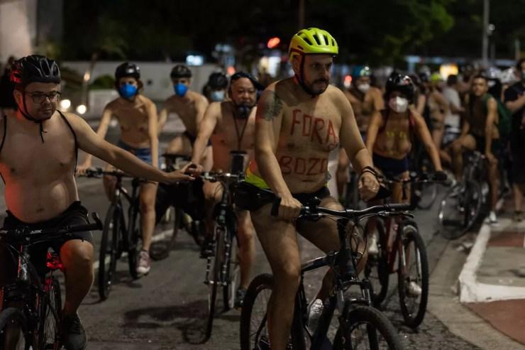 Ciclistas protestam na Av. Paulista, na noite deste sábado (12) — Foto: ISAAC FONTANA/FRAMEPHOTO/ESTADÃO CONTEÚDO