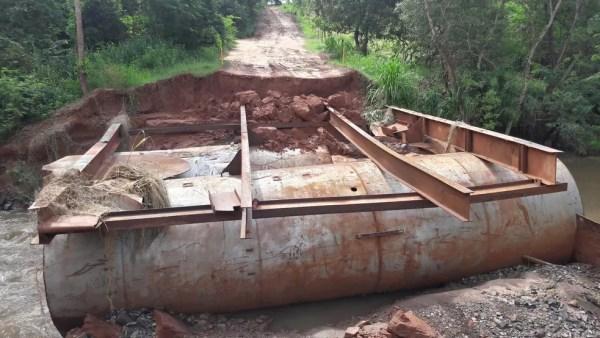Ponte em  estrada de terra em Fernandópolis foi destruída  (Foto: Arquivo Pessoal )