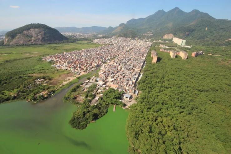 Imagem aérea mostra crescimento urbano desordenado sem infraestrutura na Zona Oeste do Rio — Foto: Mário Moscatelli/ Projeto Olho Verde