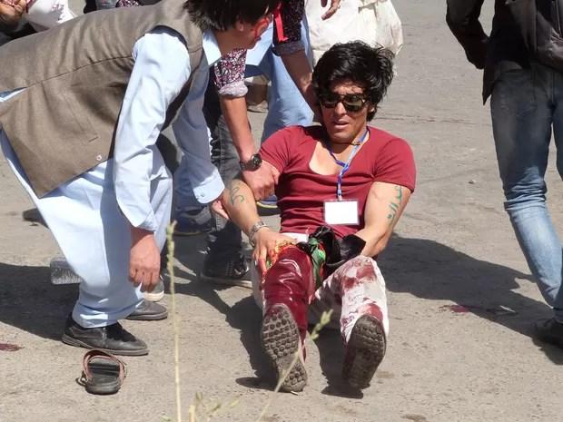 Homem é ferido em atentado em Cabul  (Foto: Stringer/ Reuters)