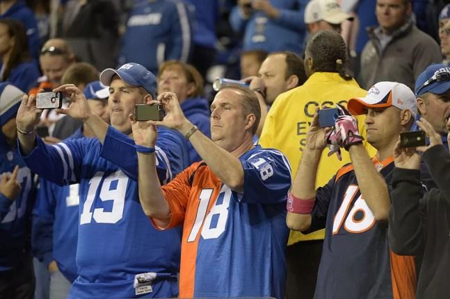 Torcedor usa camisa meio Broncos, meio Colts — Foto: John Leyba/The Denver Post via Getty Images