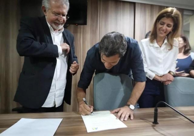 Fernando Haddad assina termo de compromisso com a Associação Brasileira de Imprensa (ABI) em favor da liberdade de expressão e de imprensa — Foto: ABI divulgação