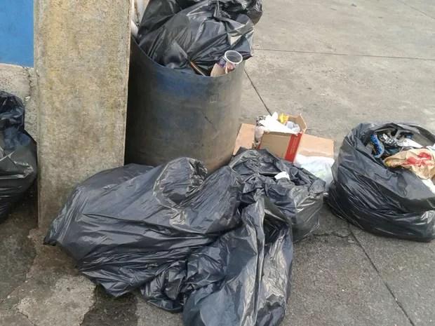 Lixo acumulado em frente de casa em Catanduva (Foto: Reprodução/TV TEM)