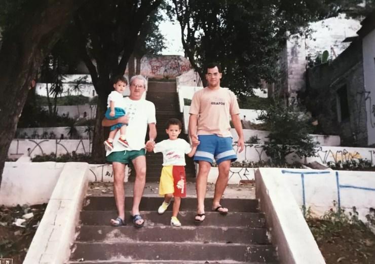 O pai da designer gráfica com familiares na escadaria da Alves Guimarães. Imóvel é da família há 50 anos. — Foto: Arquivo pessoal