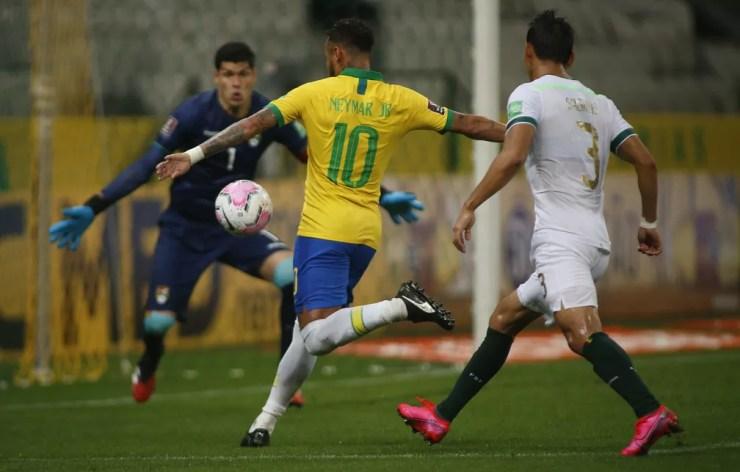 Neymar chuta, mas para na defesa de Lampe — Foto: Lucas Figueiredo / CBF