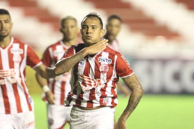 Vinícius comemora gol marcado pelo Náutico sobre o Vila Nova — Foto: Aldo Carneiro/Pernambuco Press