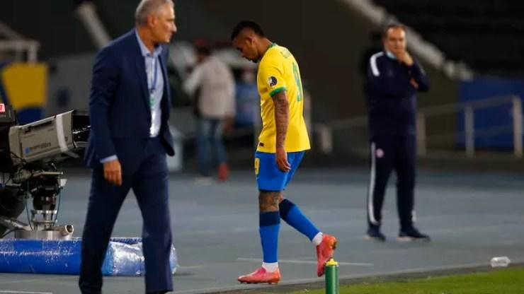 Gabriel Jesus deixa o campo após ser expulso em Brasil x Chile, pela Copa América