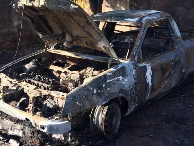 Veículo utilizado pela subprefeitura ficou destruído pelo fogo (Foto: Graciela Andrade/TVTEM)
