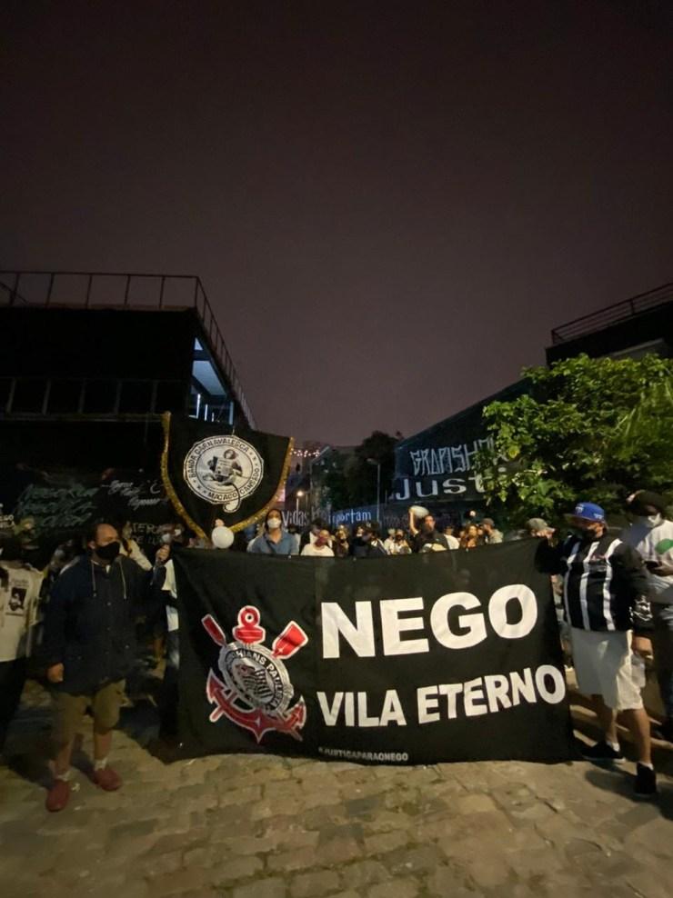 Manifestantes fazem ato em homenagem a artista negro morto por PM na Vila Madalena