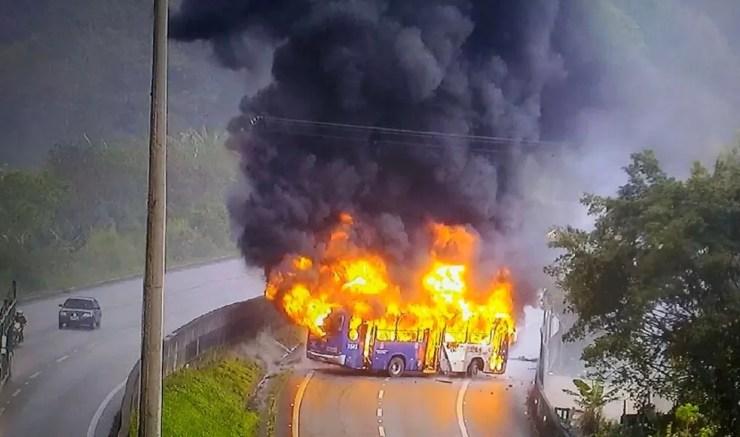 Ônibus foi incendiado em Cubatão (Foto: G1)
