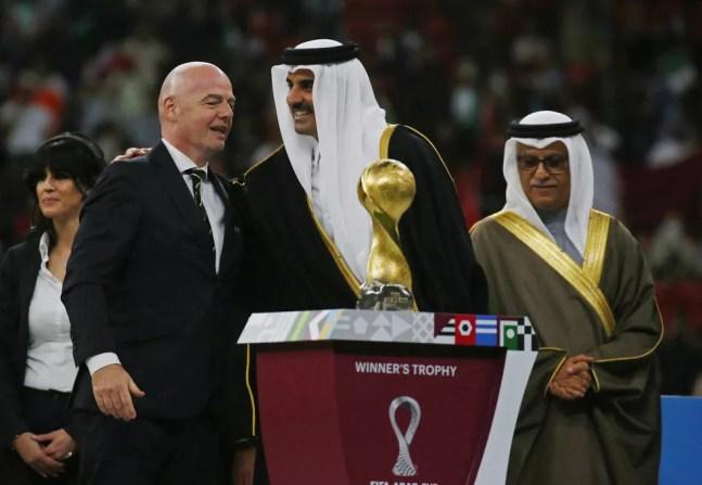 Presidente da Fifa, Gianni Infantino,  ao lado do Emir do Catar, Tamim bin Hamad Al Thani, durante cerimônia de premiação da Copa Árabe, encerrada no domingo em Doha — Foto: Reuters