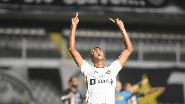 Bruno Marques comemora o gol do Santos