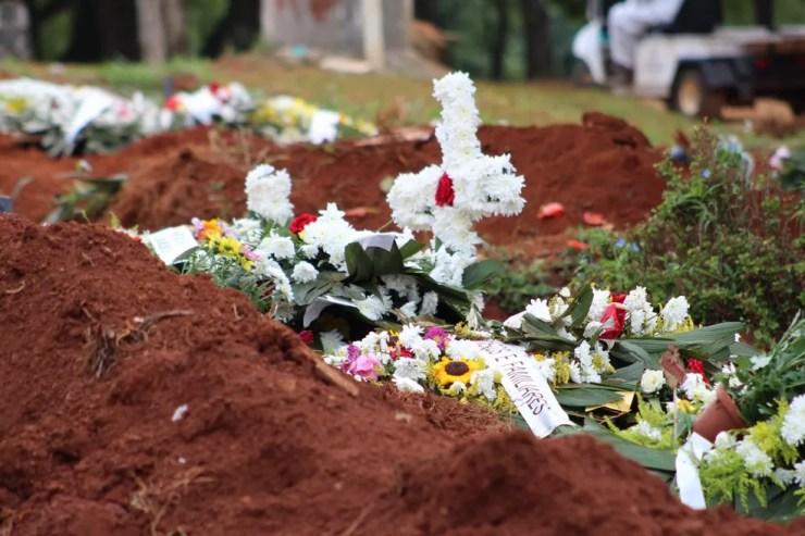 Flores em cima de túmulos no cemitério da Vila Formosa, na Zona Leste de São Paulo, em foto de 17 de abril. — Foto: KAREN FONTES/ISHOOT/ESTADÃO CONTEÚDO