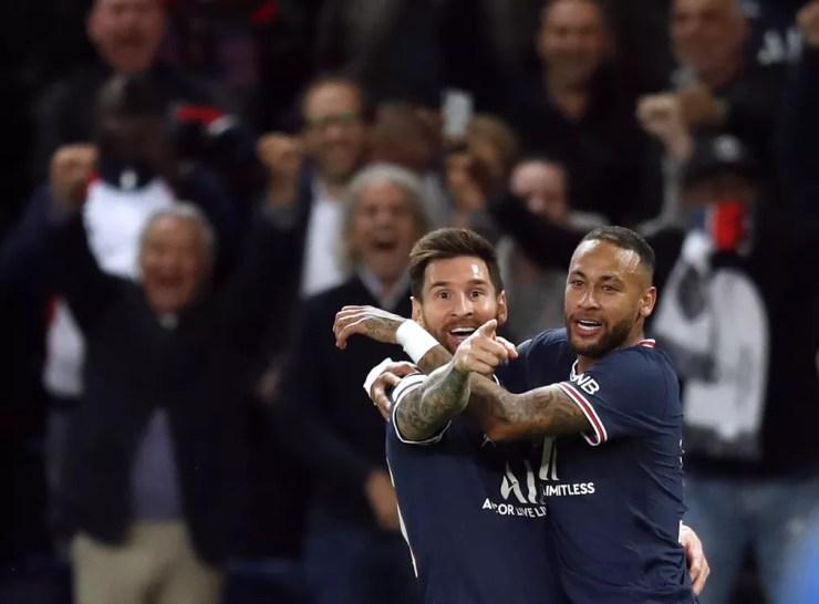 Messi e Neymar comemoram o gol do argentino em PSG x Manchester City — Foto: Gonzalo Fuentes/Reuters