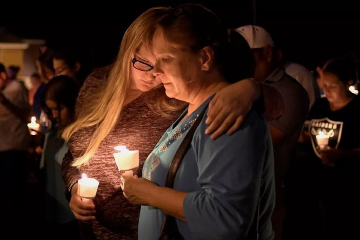 Moradores de Sutherland Springs, no Texas, fazem vigília após morte de 26 em ataque a tiros durante culto em igreja neste domingo (5) (Foto: REUTERS/Mohammad Khursheed)