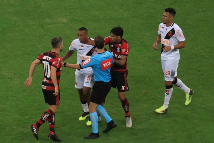 Diego tem atuação discreta e é expulso contra o Vasco — Foto: CLÁUDIO REIS/ELEVEN/ESTADÃO CONTEÚDO