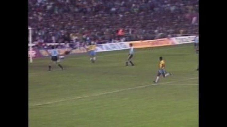 Em 1989, Romário recebe cruzamento na área e abre o placar contra o Uruguai