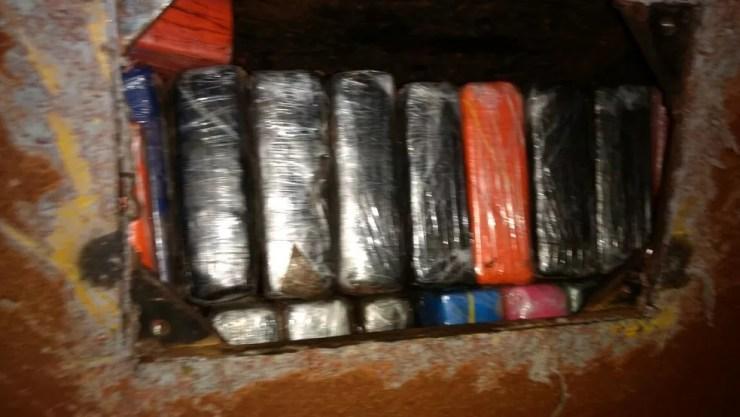 Droga estava escondida em fundo falso de caminhão (Foto: Divulgação/Polícia Rodoviária)