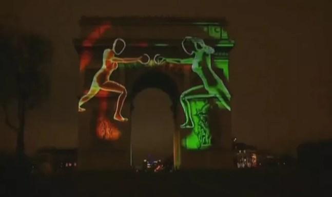Imagem de réveillon de 2019 no Arco do Triunfo, em Paris — Foto: Reprodução/G1