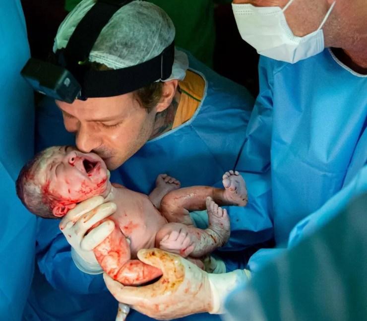 Mateus Verdelho, marido de Shantal, durante o parto da pequena Domênica, em setembro. — Foto: Reprodução/Redes Sociais