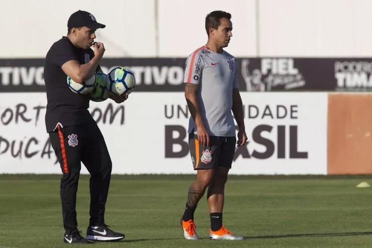 Jair Ventura e Jadson no treino do Corinthians — Foto: Daniel Augusto Jr/Ag. Corinthians
