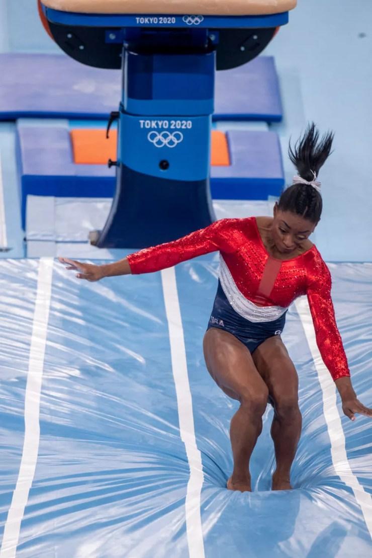 Simone Biles erra salto nas Olimpíadas e deixa prova por equipes — Foto: Tim Clayton/Corbis via Getty Images