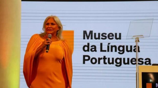 A cantora Fafá de Belém cantou o Hino Nacional Brasileiro durante a reinauguração do Museu da Língua Portuguesa neste sábado (31) — Foto: Governo do Estado/Divulgação
