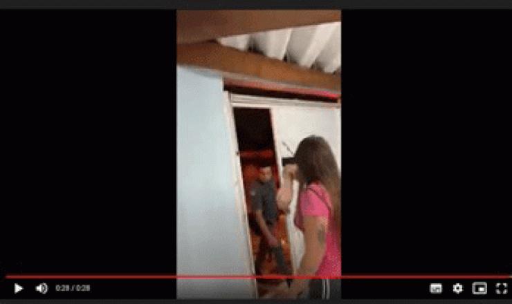 PM invade casa de família após agredir parentes de suspeito na rua em Santo André, ABC Paulista. No vídeo, mulher tenta escapar de PM que a agrediu — Foto: Polícia Militar/Divulgação