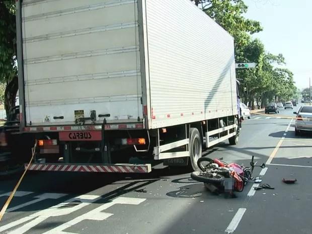 Motociclista bateu na traseira de um caminhão (Foto: Reprodução/ TV TEM)