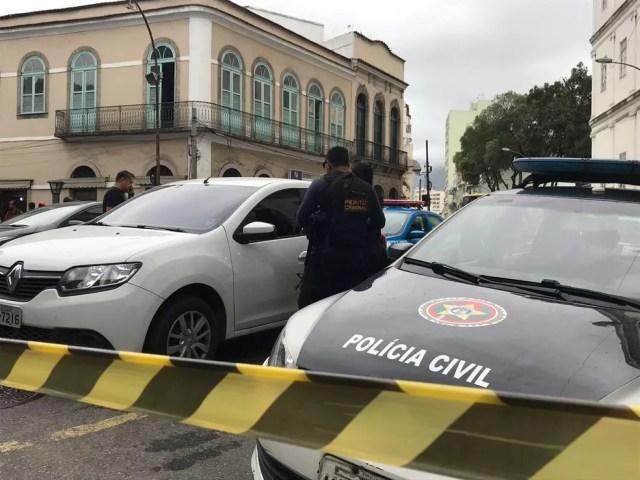Peritos analisam carro encontrado com um corpo dentro da UFRJ, no Centro do Rio — Foto: Yasmim Restum/ G1
