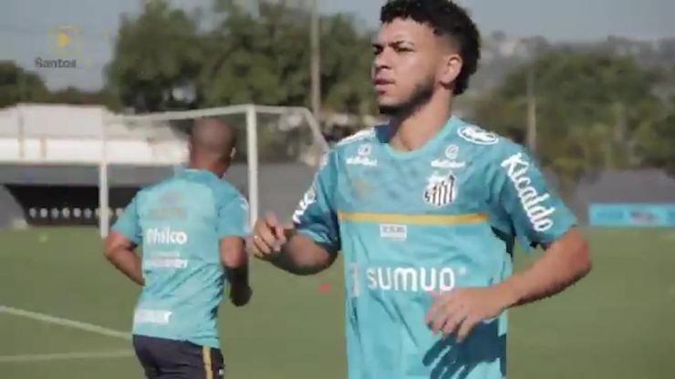 Moraes, novo lateral-esquerdo do Santos, se apresenta à torcida