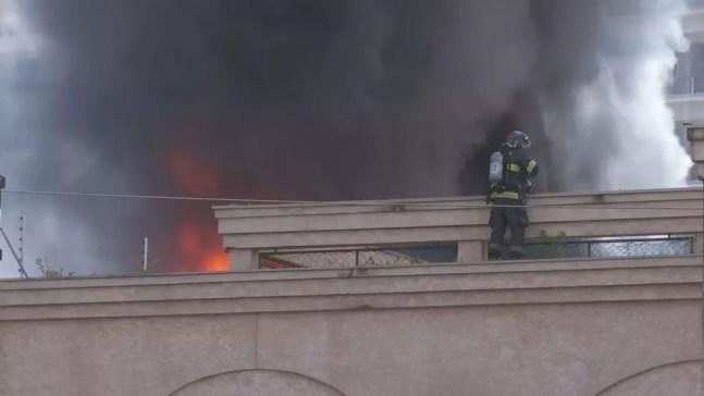 Bombeiros combatem chamas em prédio comercial na Zona Sul de SP — Foto: Abraão Cruz/TV Globo