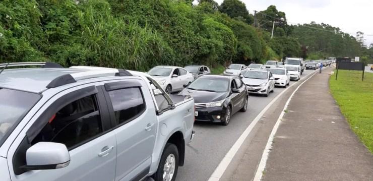 Fila de carros na Mogi-Bertioga na manhã desta quinta-feira — Foto: José Antônio de Assis/ TV Diário