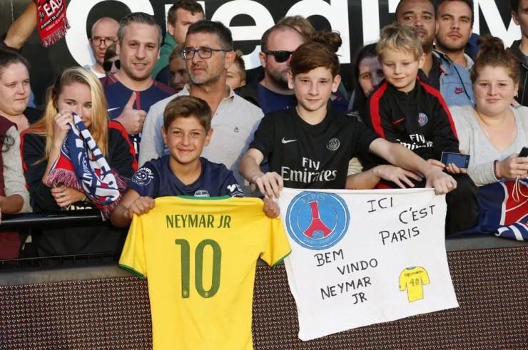 Torcida do PSG homenageia Neymar no jogo em Guingamp (Foto: Twitter oficial do PSG)