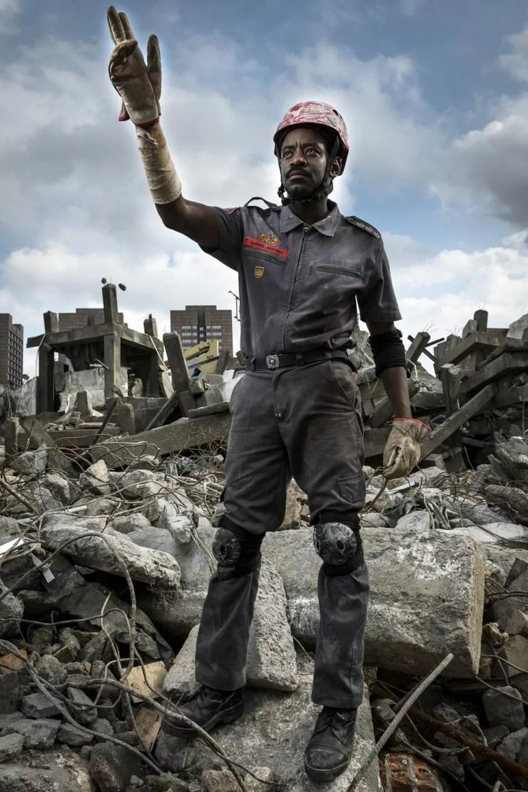 Major Marco Antônio (Fabrício Boliveira) vai trabalhar para salvar os soterrados (Foto: Ramon Vasconcellos/Globo)