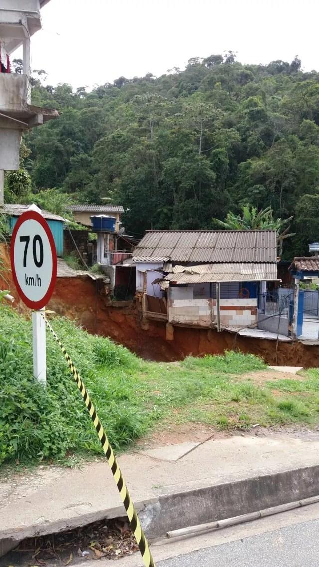 Km 81 da BR-040 está interditado por causa de deslizamento de terra (Foto: Divulgação/Polícia Rodoviária Federal)