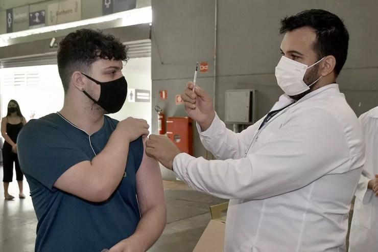 Profissional da saúde aplica vacina contra Covid-19 — Foto: Prefeitura de Jundiaí/Divulgação