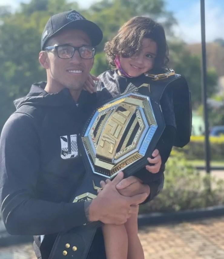 Charles do Bronx com a filha Tayla e o cinturão do UFC — Foto: Reprodução / Instagram
