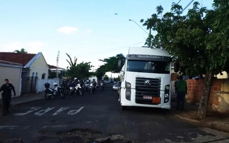 Caminhões foram multados em Rio Preto por estarem estacionados próximo a escolas (Foto: Divulgação/Polícia Militar)