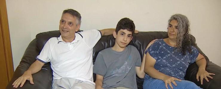 Família comemora aprovação de adolescente de 15 anos no ITA — Foto: TV Vanguarda/ Reprodução