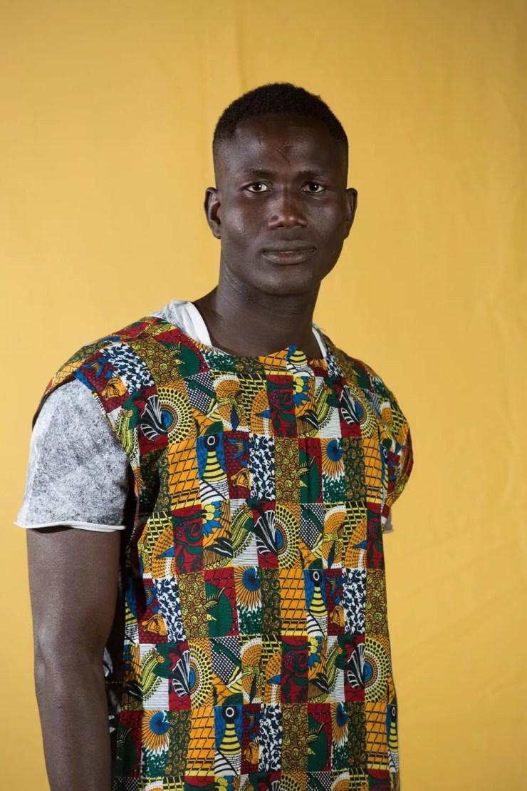 Homem senegalês em São Paulo; trabalho foi inspirado nas obras dos fotógrafos malineses Seydou Keita, Malick Sidibè e Adama Kouyaté  — Foto: Diego Padgurschi