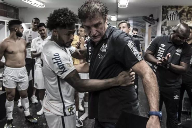 Marinho abraça Cuca, que se despediu do Santos no último domingo — Foto: Ivan Storti/Santos FC