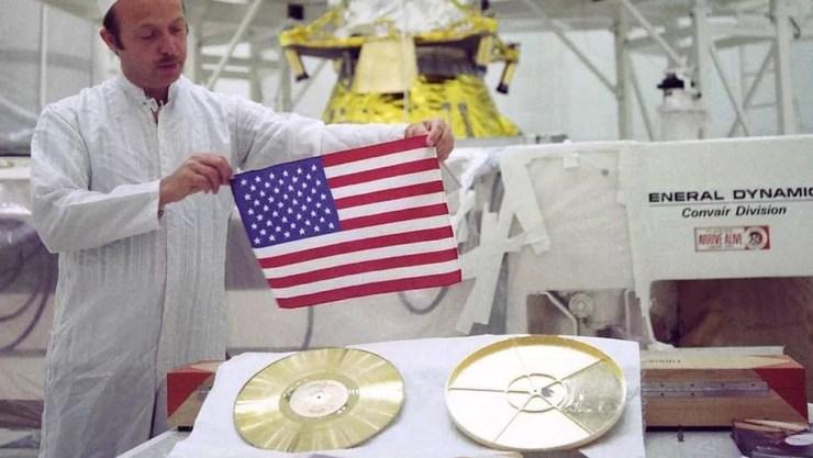 John Casini, diretor do projeto Voyager, mostra o disco 'Sons da Terra' — Foto: Nasa/BBC