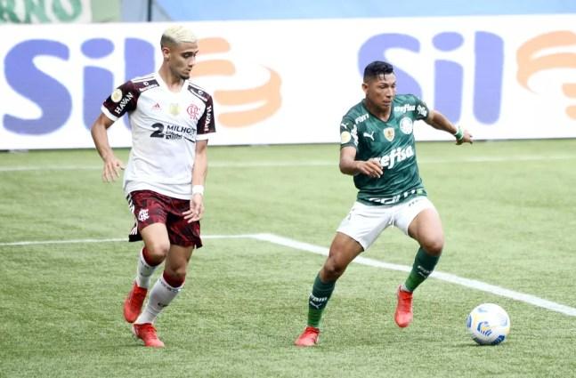 Rony tenta a jogada em Palmeiras x Flamengo — Foto: Marcos Ribolli