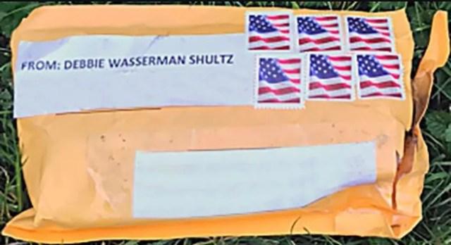 Imagem divulgada pelo FBI mostra como é o aspecto dos pacotes suspeitos interceptados pelas autoridades — Foto: Divulgação/FBI